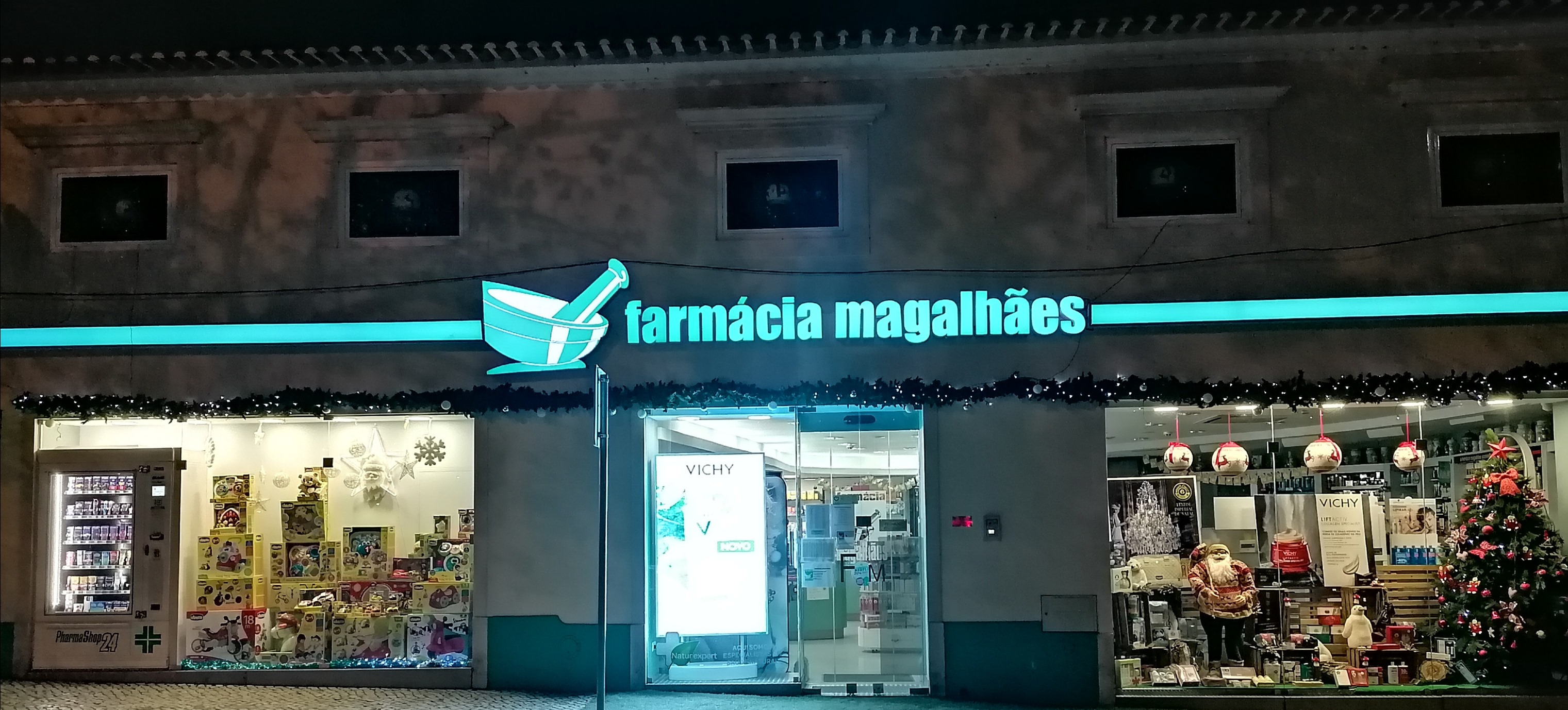 Fachada da Farmácia Magalhães na Rua Dr. Brilhante, Alcobaça