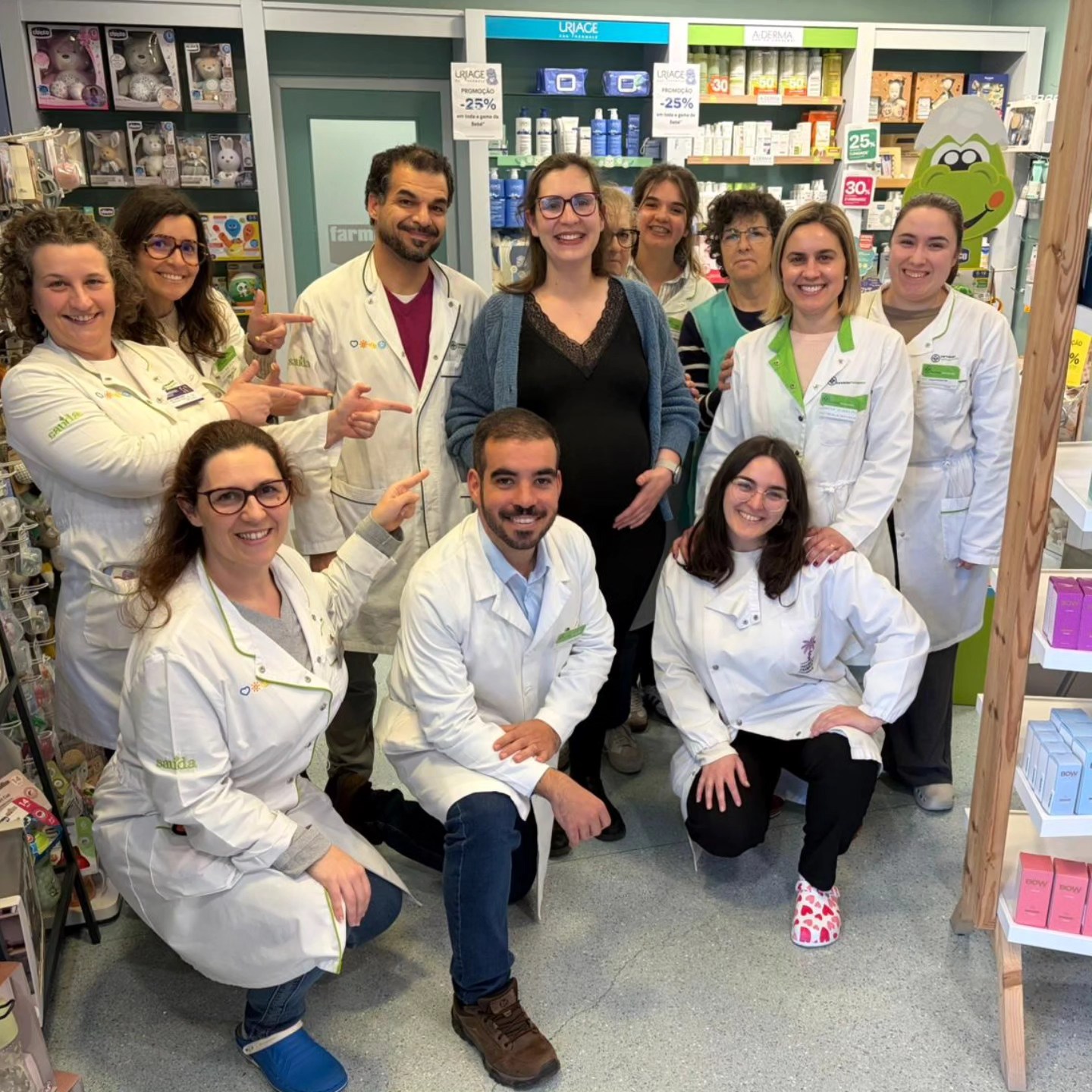Farmacêuticos da Farmácia Magalhães em aconselhamento